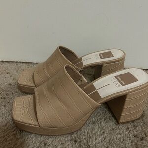 New Dolce Vita Womens Tan Block Heel Marsha Embossed Sandal. Size 8.5